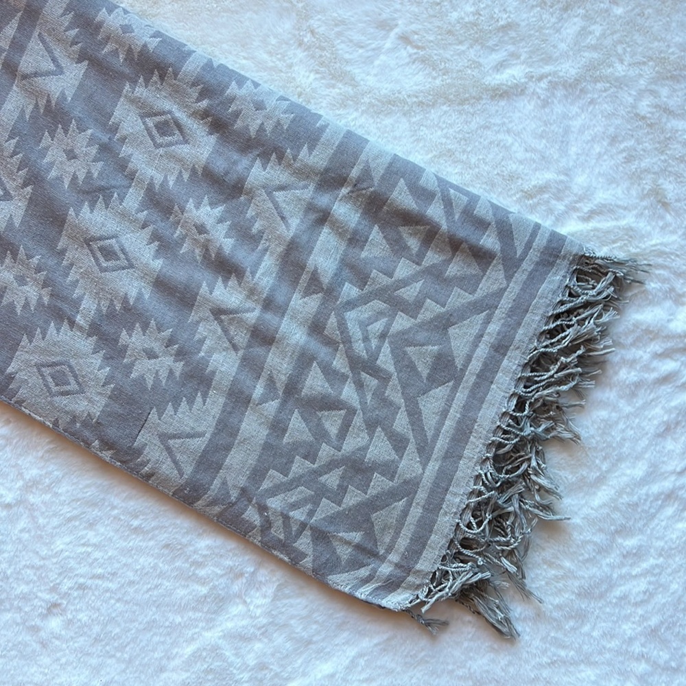 Francesca's Aztec Poncho Shawl Scarf‎ - Picture 6 of 7